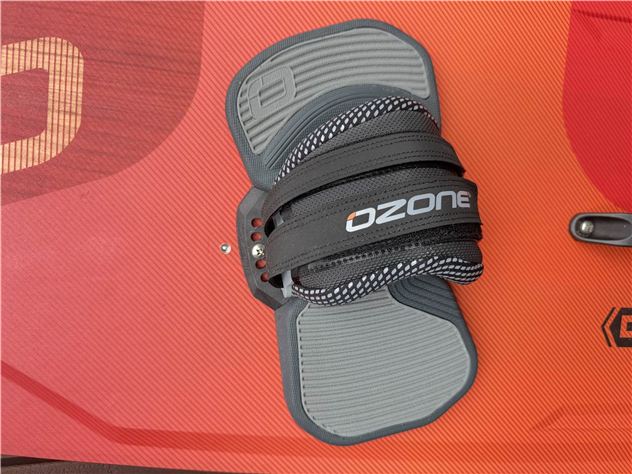 Ozone Infinity V3 Used Twintip with Footstraps and Handle