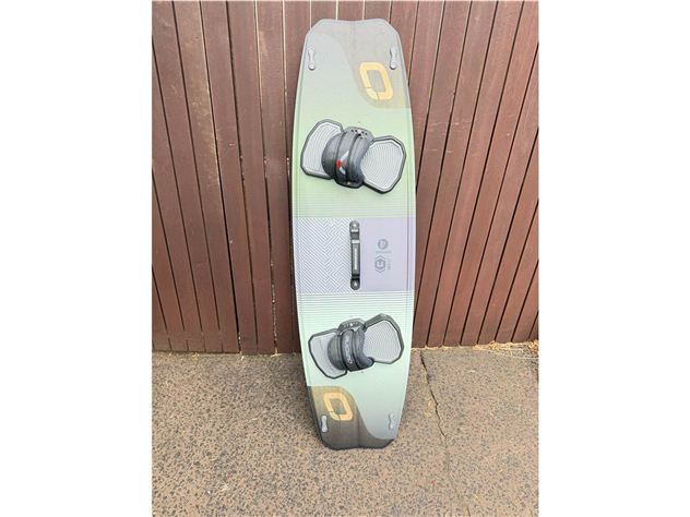 Ozone Code V4 138 Used Twintip with Straps and Handle