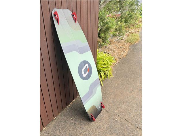 Ozone Code V4 138 Used Twintip with Straps and Handle