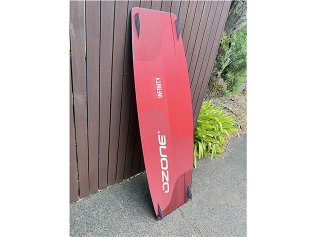 Ozone Infinity V3 Used Twintip with Footstraps and Handle